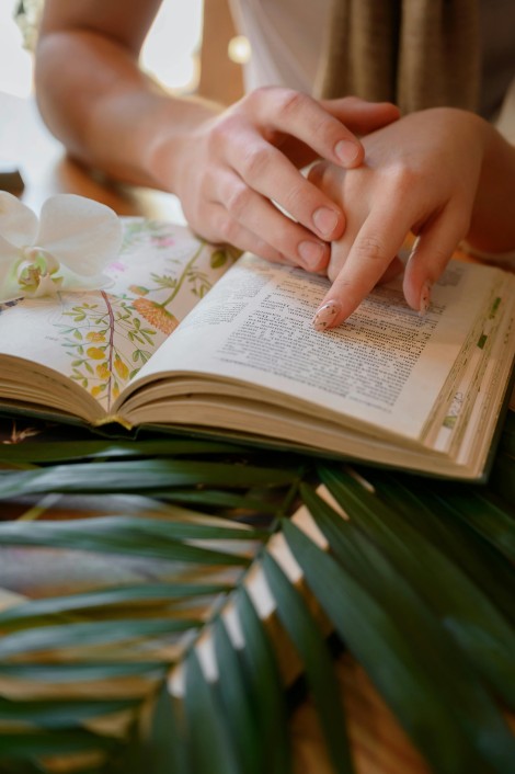 Iemand leest een boek